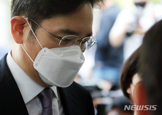 불법 경영승계 의혹을 받는 이재용 삼성전자 부회장이 8일 오전 서울 서초구 서울중앙지방법원에서 열린 영장실질심사(구속 전 피의자 심문)에 출석하고 있다. (사진=뉴시스)