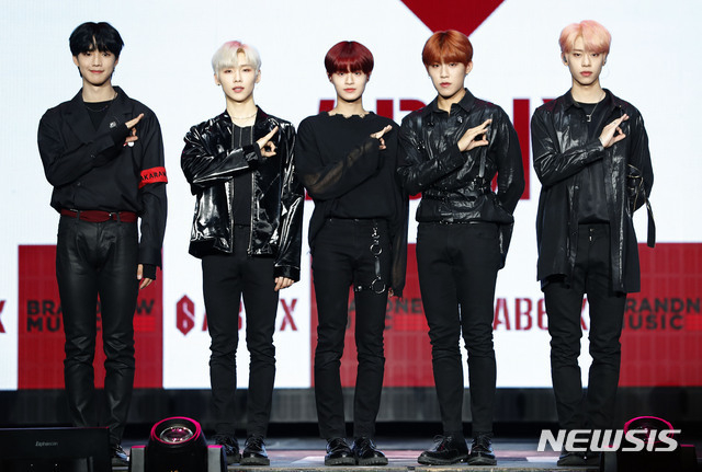그룹 AB6IX가 지난 2019년5월22일 서울 송파구 올림픽홀에서 열린 데뷔 기념 쇼케이스에서 포즈를 취하고 있다. (사진=뉴시스)