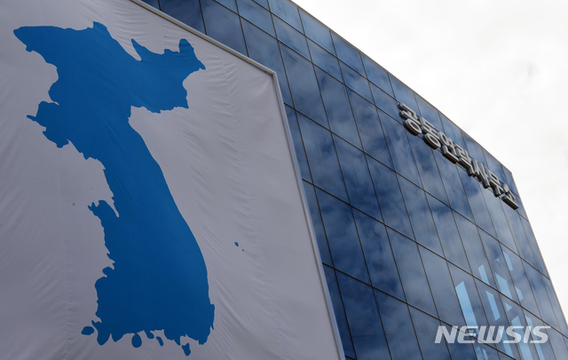 지난 2018년4월14일 오전 개성공단에서 남북공동연락사무소 개소식이 열린 가운데 대형 한반도기가 건물에 걸려있다.(사진=뉴시스)