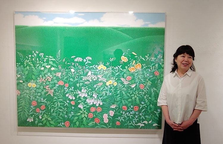 이해경 작가가 서울 인사동 갤러리가이아에서 오픈한 7년만의 개인전 '초록 서정' 전시에서 작품 설명을 하고 있다. ⓒ이화순