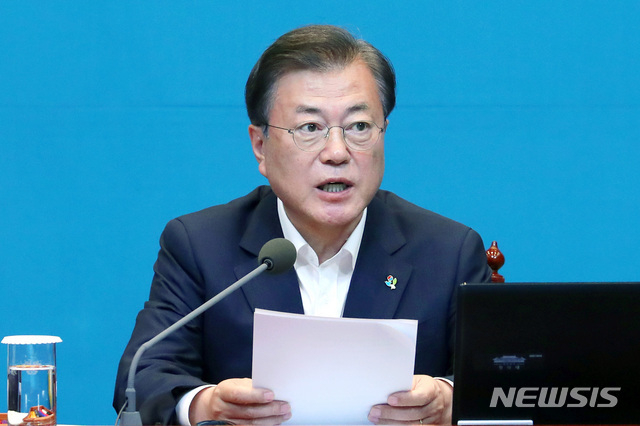 문재인 대통령이 8일 청와대 여민관에서 열린 수석보좌관 회의에 참석해 발언하고 있다. (사진=뉴시스)