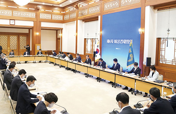 문재인 대통령이 1일 오후 청와대에서 열린 제6차 비상경제회의를 주재하고 있다.