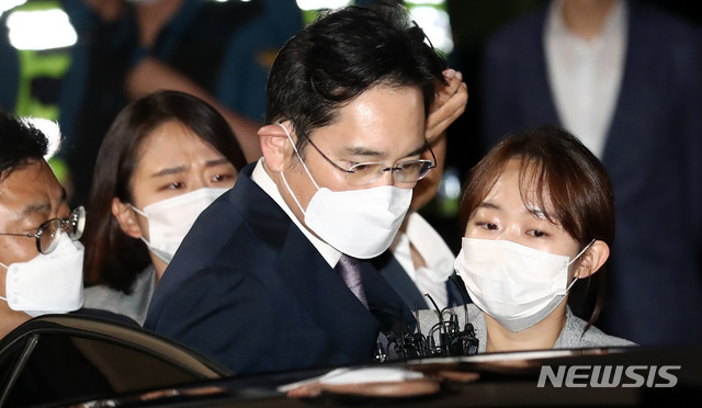 불법 경영승계 혐의 등을 받는 이재용 삼성전자 부회장이 9일 오전 구속영장이 기각되자 경기 의왕시 서울구치소를 나서고 있다. (사진=뉴시스)