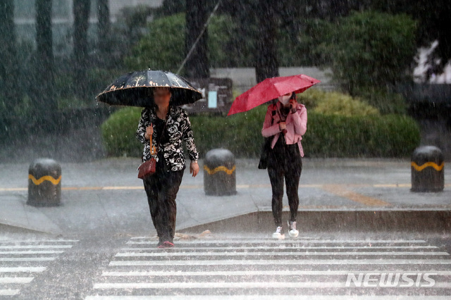 제주도는 비가 이어지면서 이날부터 장마철에 접어들겠다.(사진=뉴시스)