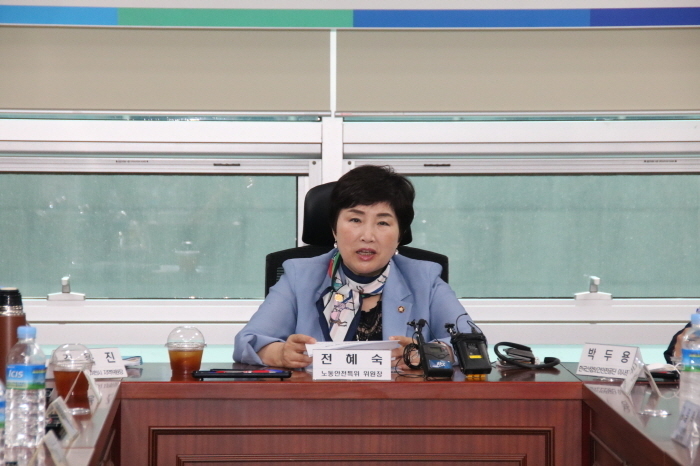 전혜숙 더불어민주당 노동현장대형안전사고방지대책 특별위원회 위원장이 9일 오후, 국회에서 이천냉동창고 화재 사건 조사 관련 간담회를 주최하고 향후 대책을 논의했다.