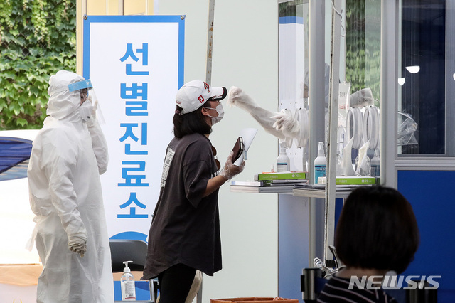 롯데월드가 지난 5일 중랑구 원묵고등학교 신종 코로나바이러스 감염증(코로나19) 확진 학생의 방문으로 폐쇄된 가운데 8일 오후 서울 송파구 보건소 선별진료소에서 한 시민이 검사를 받고 있다.(사진=뉴시스)