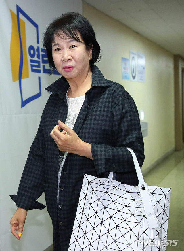 지난 4월19일 당시 손혜원 열린민주당 의원이 서울 여의도 열린민주당 중앙당사에서 열린 비공개 열린 민주당 최고위원회의를 위해 입장하고 있다. (사진=뉴시스)