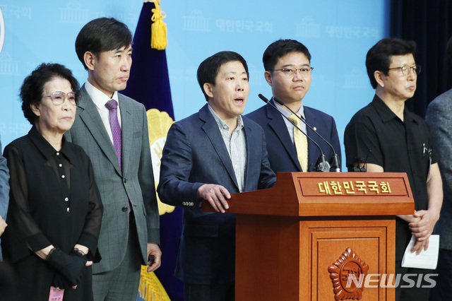 미래통합당 하태경 의원, 지성호 의원, 박상학 자유북한운동연합 대표 등 참석자들이 8일 오후 서울 여의도 국회 소통관에서 대북전단 및 북한인권 관련 입장 발표 기자회견을 하고 있다.(사진=뉴시스)