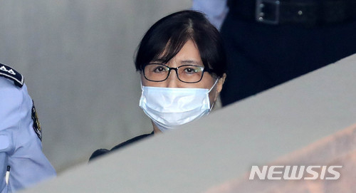 '국정농단 사건' 혐의로 재판에 넘겨진 최서원(개명 전 최순실)씨가 지난 2018년 5월25일 오전 서울 서초구 서울중앙지방법원에서 항소심 9차공판에 출석하기 위해 호송차서 내려 법정으로 향하고 있다. (사진=뉴시스)