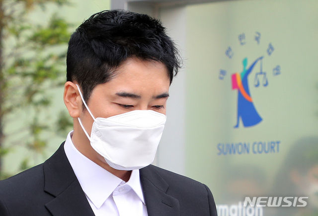 성폭행 및 성추행 혐의를 받는 배우 강지환(43)이 지난 5월 14일 오후 수원고등법원에서 열린 항소심 첫 공판을 마치고 법원을 나서고 있다.(사진=뉴시스)
