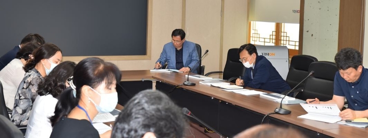 전주비전대학교는 11일 비전관 창의·융합컨퍼런스룸에서 '포스트 코로나'를 대비하기 위해 미래 교육 현장의 변화와 비전을 제시하는 토론회를 열었다.비전대 제공