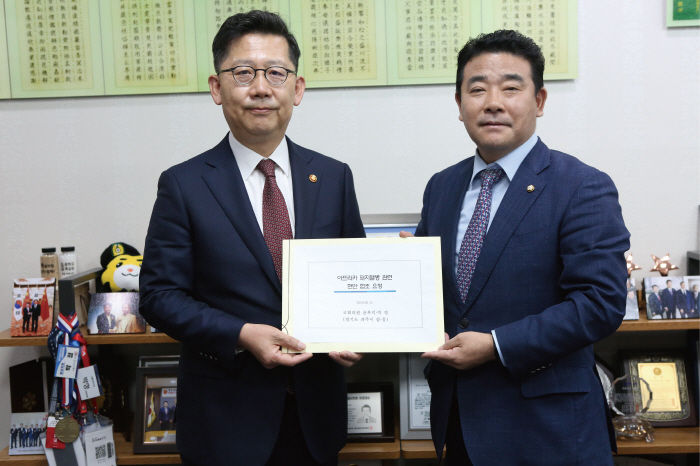 박정 의원(경기 파주시을)은 11일 오전 국회의원회관에서 김현수 농림축산식품부 장관을 만나 박정·윤후덕 의원(경기 파주시갑) 명의의 ‘DMZ 평화 관광재개 및 ASF로 인한 피해 대책 마련’에 대한 건의문을 전달했다.