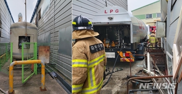 12일 오후 충북 음성군 대소면 한 공장에서 LPG 충전 중 저장탱크가 폭발해 음성소방서 소방관들이 사고 수습을 하고 있다. 왼쪽 사진은 폭발한 저장탱크. (사진=음성소방서 제공/뉴시스)