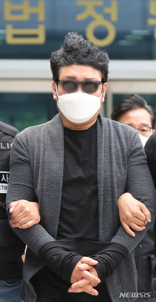 서울 강북구 우이동 소재 한 아파트 경비원 폭행 혐의를 받는 입주민 심모(48)씨가 지난달 22일 오전 구속 전 피의자심문(영장실질심사)를 받은 뒤 서울 도봉동 서울북부지법을 나서 경찰 호송차량으로 향하고 있다.(사진=뉴시스)