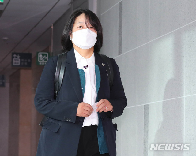 윤미향 더불어민주당 의원이 12일 오전 서울 여의도 국회 의원실로 출근하고 있다. (사진=뉴시스)