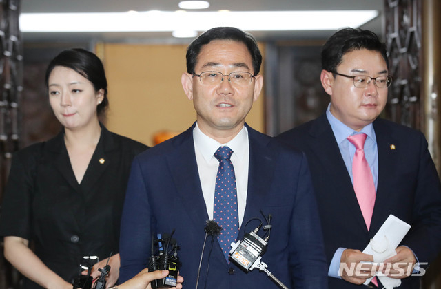 주호영 미래통합당 원내대표.(중앙)와 배현진원내대변인, 김성원 원내수석부대표(사진=뉴시스)