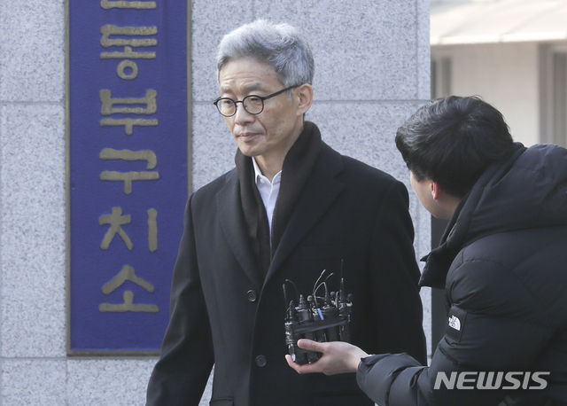 서지현 검사를 성추행하고 인사 불이익을 준 혐의로 재판에 넘겨진 안태근 전 검사장이 지난 1월 서울 송파구 서울동부구치소에서 석방돼 나오며 취재진의 질문을 듣고 있다. (사진=뉴시스)