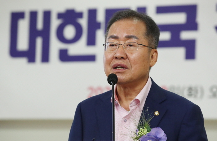 홍준표 무소속 의원은 13일 최근 정부가 대북전단 살포에 대한 강력 처벌 방침을 밝힌 것과 관련해 "대북전단 살포는 헌법상 보장된 표현의 자유, 양심과 사상의 자유"라고 주장했다.
