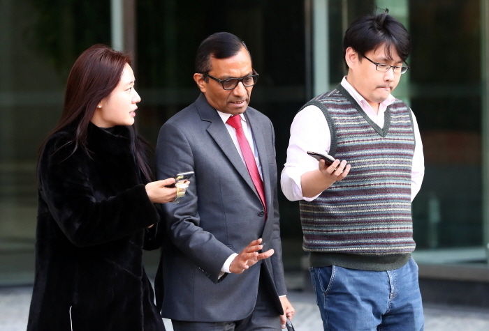 쌍용차 이사회 의장인 파완 고엔카 마힌드라 사장이 지난 1월 16일 오후 서울 여의도 KDB산업은행에서 쌍용자동차의 회생 방안 논의를 마친 뒤 나서고 있다. (뉴시스)