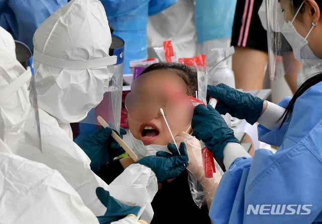지난 12일 광주 남구 모 여자 고등학교에서 학생 1명이 코로나19 의심 환자로 분류돼 고3 학생 전원이 보건당국의 검사를 받고 있다. (사진=뉴시스)
