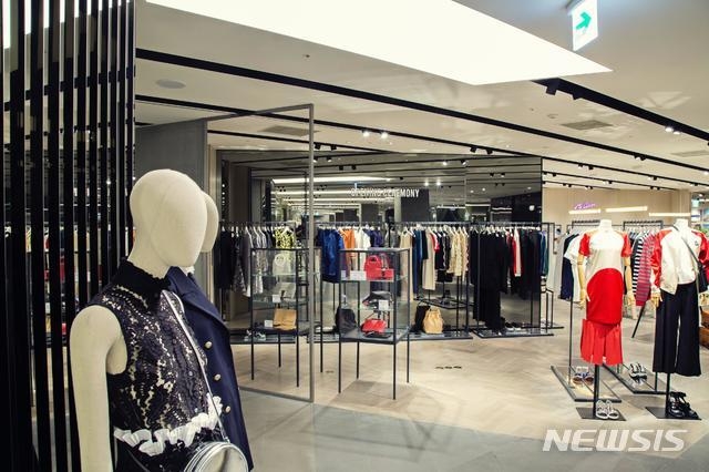 백화점 방문을 미루던 학부모들이 '집콕'에서 벗어났고, 재택근무 종료로 외출복을 사는 직장인들이 늘어나면서 배화점 패션 매장이 꾸꿈틀거리고 있다(사진=.신세계백화점 강남점 컨템포러리 전문관,신세계 제공/뉴시스)