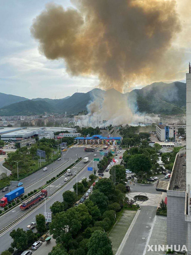 중국 동부 저장성의 고속도로에서 13일 액화가스를 실은 유조차가 폭발한 현장 사진. 이 사고로 14명이 숨지고 168명이 부상했다. (사진=신화/뉴시스)