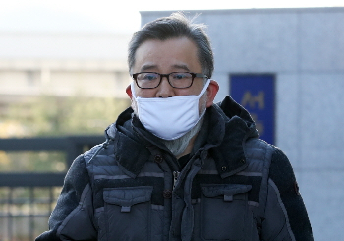 뇌물수수 및 성접대 혐의를 받고 있는 김학의 전 법무부 차관이 1심에서 무죄를 선고받아 2019년 11월 22일 오후 송파구 동부구치소를 나서고 있다.