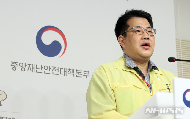 지난 2일 오전 정부세종청사에서 신종 코로나바이러스 감염증(코로나19) 대응 현황을 브리핑 하고 있는 손영래 중앙사고수습본부 전략기획반장.(사진=뉴시스).