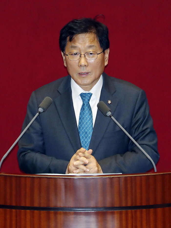 윤후덕 국회 기획재정위원장이 15일 서울 여의도 국회에서 열린 본회의에서 당선 인사를 하고 있다.