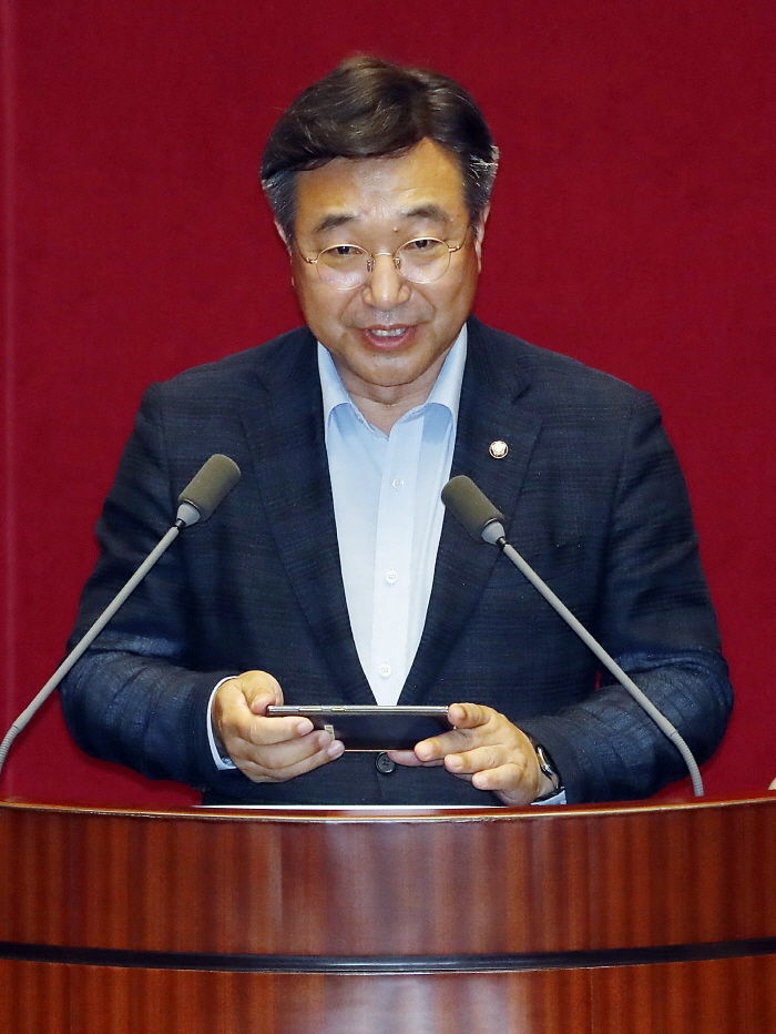 윤호중 국회 법제사법위원장이 15일 서울 여의도 국회에서 열린 본회의에서 당선 인사를 하고 있다. 