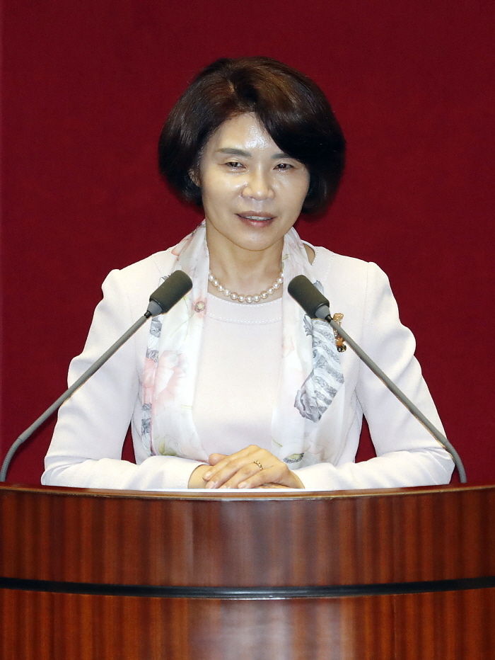  한정애 국회 보건복지위원장이 15일 서울 여의도 국회에서 열린 본회의에서 당선 인사를 하고 있다.