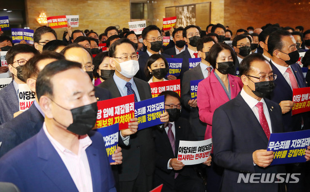 미래통합당 주호영 원내대표를 비롯한 당 의원들이 15일 서울 여의도 국회 본회의장 앞에서 제21대 국회 첫 상임위원장 선출을 위한 본회의 개회를 반대하는 구호를 외치고 있다.이날 주호영대표는 사의를 표명했다.(사진=뉴시스)