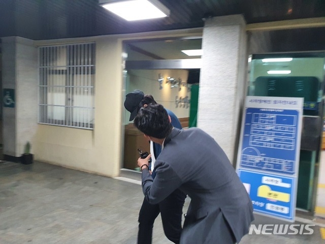 '서울역 묻지마 폭행' 혐의를 받는 이모(32)씨가 15일 오후 서울 용산경찰서에서 두번째 구속 영장이 기각된 후 청사를 나서고 있다. (사진=뉴시스)