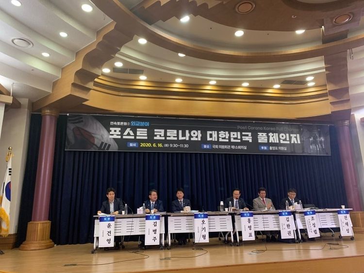 청와대 국정상황실장을 지낸 윤건영 더불어민주당 의원은 16일 최근 경색된 남북관계 해법에 대해 "지금은 무엇보다 차분한 대응이 중요하다"며 "판문점선언 비준 동의 및 주요 합의 사항에 대한 법제화는 민주당이 당론으로 추진할 필요가 있고 야당도 한반도 평화라는 목표에 동의한다면 대승적으로 참여해야 한다"고 밝혔다.