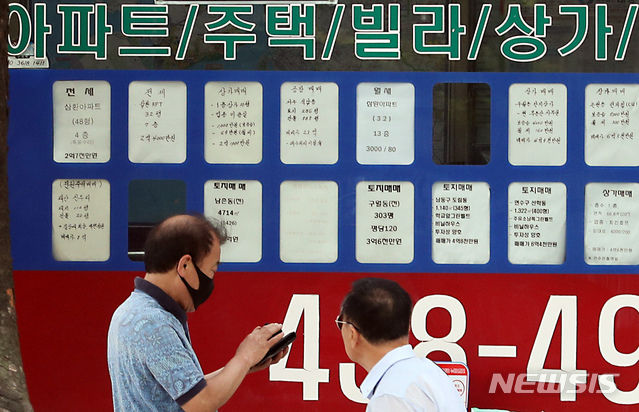 정부는 17일 수도권 대부분 지역을 조정대상지역으로 묶는 등 규제지역을 대폭 확대하고 법인 부동산 투자에 대한 세금을 강화하는 내용을 골자로 하는 추가 부동산 대책을 내놓는다. 사진은 16일 오전 인천시 남동구에 있는 한 부동산중개사무소.(사진=뉴시스)