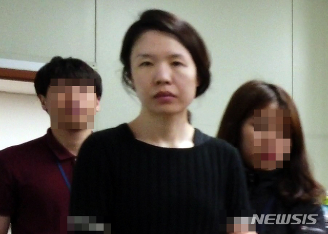 신상공개가 결정된 '전 남편 살해' 피의자 고유정(36·여)이 지난해 6월7일 오후 제주 동부경찰서에서 조사를 받기 위해 진술녹화실로 이동하고 있는 모습. (사진=뉴시스)