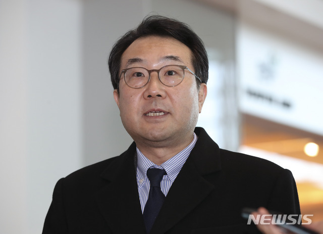 이도훈 외교부 한반도평화교섭본부장이 한미 북핵 수석대표 협의를 위해 지난 1월15일 오전 인천국제공항 제2여객터미널을 통해 미국 워싱턴으로 출국하기 전 취재진 질문에 답변하고 있다. (사진=뉴시스)