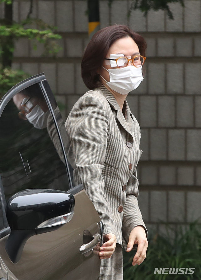 조국 전 법무부 장관 부인 정경심 동양대 교수가 18일 오전 서울 서초동 서울중앙지방법원에서 열린 사모펀드 비리 혐의 관련 자본시장과금융투자업에관한법률위반 등 19차 공판에 출석, 차량에서 내리고 있다.(사진=뉴시스)