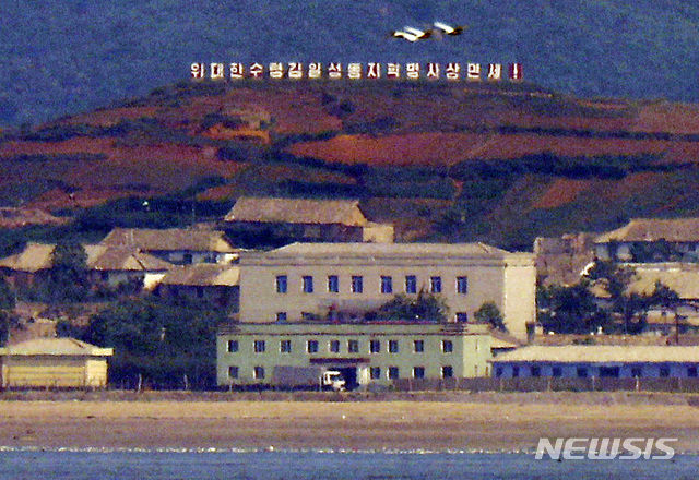 북한의 잇따른 도발로 접경지역에 긴장감이 감돌고 있는 18일 인천 옹진군 연평도에서 북한 옹진군 마을이 보이고 있다. (사진=뉴시스)