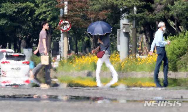 서울 등 중부지역에 첫 폭염특보가 발효된 지난 9일 서울 영등포구 여의대로 위로 아지랑이가 피어오르고 있다.(사진=뉴시스)
