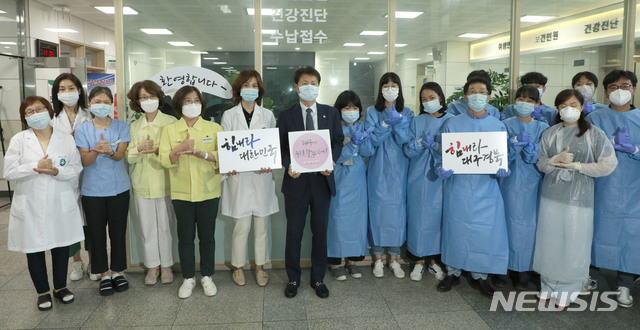 김강립 보건복지부 차관이 지난 19일 대구 북구 선별진료소를 방문해 의료진 및 직원들과 기념촬영을 하고 있다. (사진=보건복지부 제공/뉴시스)