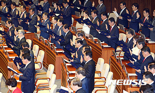 지난2016년6월13일 오전 국회 본회의장에서 열린 제20대 국회 개원식에서 의원들이 선서하고 있다. (사진=뉴시스)