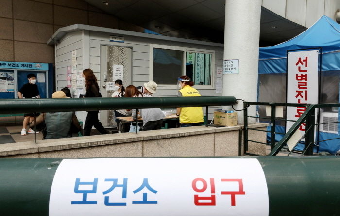21일 서울지역 신종 코로나바이러스 감염증(코로나19) 확진자가 전날보다 17명 늘어나 1219명으로 집계됐다.