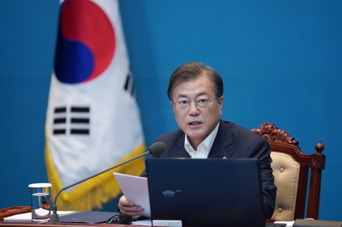 문재인 대통령이 정부가 편성한 3차 추가경정예산(추경)안의 6월 중 국회 통과를 거듭 강조했다고 21일 청와대가 밝혔다.