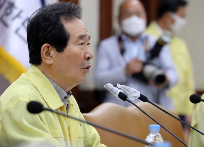 정세균 국무총리가 21일 오후 서울 종로구 정부서울청사에서 열린 코로나19 대응 중앙대책본부 회의에서 모두발언을 하고 있다.