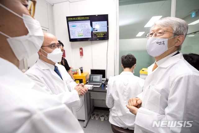 최기영 과학기술정보통신부 장관이 지난 2일 오후 대전광역시 유성구 한국생명공학연구원을 방문해 김기범 플렉센스 대표이사로부터 '진단용 항원 및 항체 진단키트' 관련 설명을 듣고 있다. (사진=과학기술정보통신부 제공)