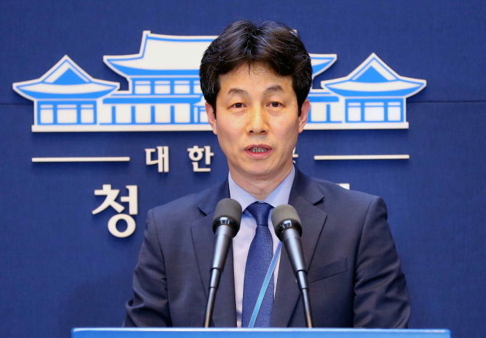 청와대 국정상황실장을 지내며, 남북정상회담 실무를 챙겼던 윤건영 더불어민주당 의원은 22일 존 볼턴 전 백악관 국가안보보좌관 회고록에 대해 , "사실관계에 부합되지 않는 부분이 너무 많다"고 반박했다.