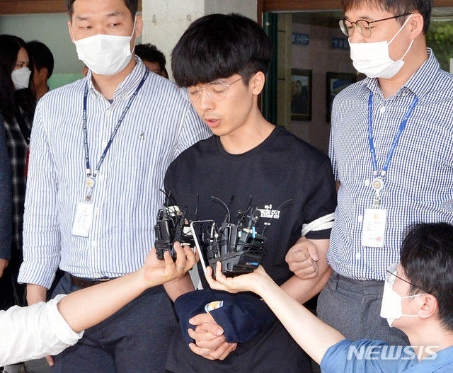 n번방 최초 개설자인 '갓갓'과 함께 성 착취물을 제작·유포하고 피해자를 협박·성폭행해 구속된 안승진(25)이 23일 오후 경북 안동경찰서에 마련된 포토라인에서 "피해자들에게 죄송합니다"라고 말한 뒤 대구지방검찰청 안동지청으로 송치되고 있다. (사진=뉴시스)