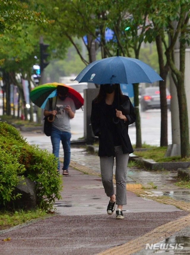 남부권에 비가 내리는 지난 18일 오전 광주 서구 치평동 광주시청 앞에서 우산을 쓴 시민들이 발길을 옮기고 있다.(사진=뉴시스)