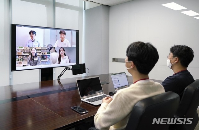 SK텔레콤이 6월 중순에 있을 정기채용 면접에서 대기업 신입사원 채용 최초로 언택트 면접을 실시할 예정이라고 밝혔다. SK텔레콤이 자체 개발한 ‘그룹 영상통화’ 솔루션을 활용해 Full HD 급 화질로 그룹면접을 진행하고 있다. (사진=SK텔레콤 제공/뉴시스)